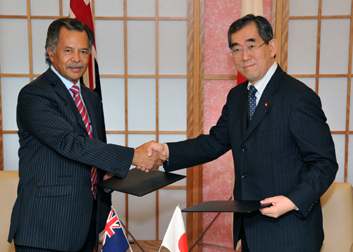（写真）日クック外交関係開設に係る署名式及び松本外務大臣のプナ・クック諸島首相表敬（概要）
