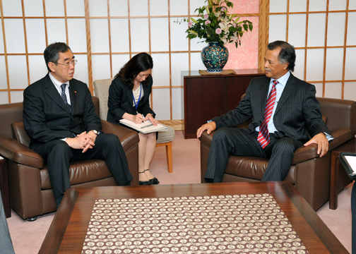 （写真）日クック外交関係開設に係る署名式及び松本外務大臣のプナ・クック諸島首相表敬（概要）