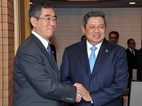 （写真）松本大臣及び米倉経団連会長によるユドヨノ・インドネシア大統領表敬