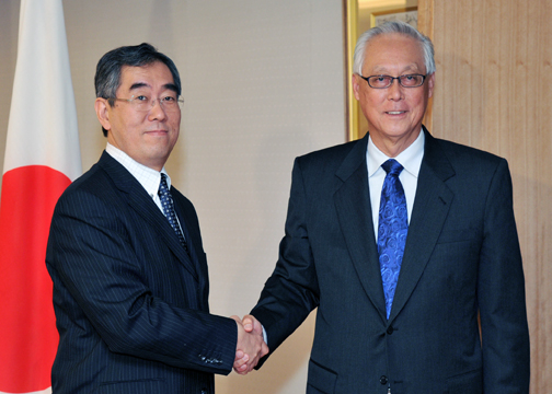 （写真）松本大臣とゴー・チョクトン・シンガポール名誉上級相との会談