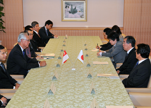 （写真）松本大臣とゴー・チョクトン・シンガポール名誉上級相との会談