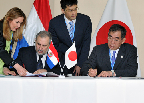 （写真）パラグアイ共和国に対する無償資金協力「貧困農民支援」に関する交換公文署名式