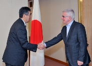 写真：松本外務大臣とグローサー・ニュージーランド貿易大臣兼気候変動問題国際交渉担当大臣との会談