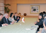写真：松本外務大臣とグローサー・ニュージーランド貿易大臣兼気候変動問題国際交渉担当大臣との会談