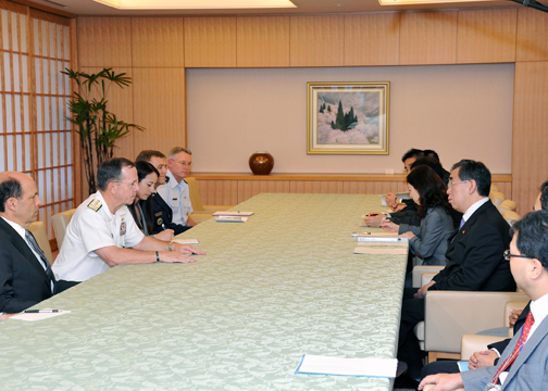 写真：松本外務大臣へのマレン米統合参謀本部議長による表敬