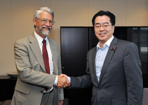 （写真）伴野副大臣へのホルドレン米国科学技術担当大統領補佐官兼大統領府科学技術政策局長の表敬