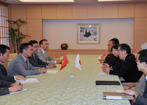 （写真）松本外務大臣とババノフ・キルギス第一副首相との会談