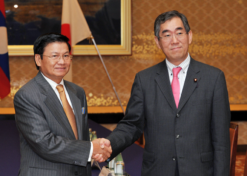 （写真）松本大臣とトンルン・シースリット・ラオス副首相兼外務大臣の会談