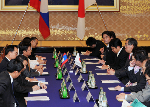 （写真）松本大臣とトンルン・シースリット・ラオス副首相兼外務大臣の会談