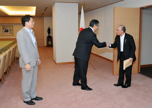 （写真）宇都宮健児・日本弁護士連合会会長の松本大臣表敬