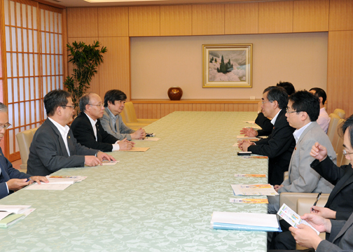 （写真）宇都宮健児・日本弁護士連合会会長の松本大臣表敬