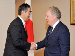 （写真）ジャン・シャレ・カナダ国ケベック州首相による松本外務大臣への表敬