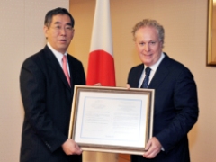 （写真）ジャン・シャレ・カナダ国ケベック州首相による松本外務大臣への表敬