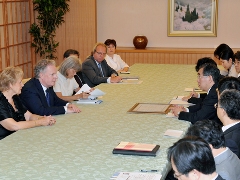 （写真）ジャン・シャレ・カナダ国ケベック州首相による松本外務大臣への表敬