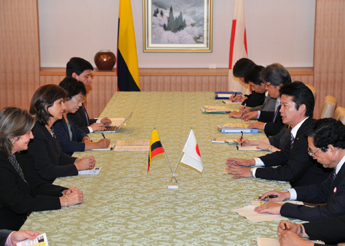 (写真)日コロンビア外相会談