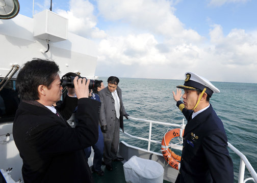 （写真）北方領土洋上視察