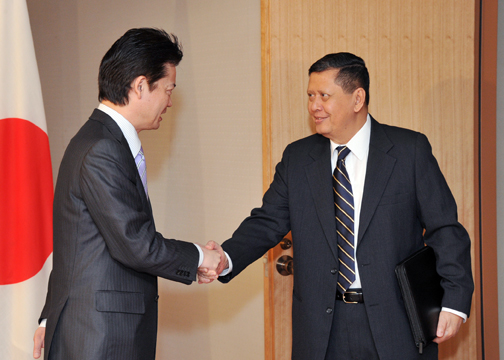 （写真）マルズキ国連北朝鮮人権状況特別報告者による玄葉大臣表敬-1