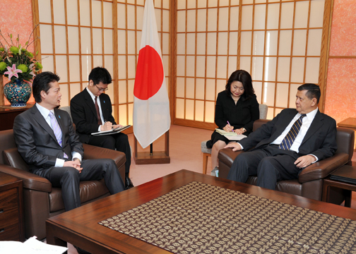 （写真）マルズキ国連北朝鮮人権状況特別報告者による玄葉大臣表敬-2