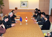 （写真）玄葉外務大臣とバルニエ欧州委員との会談