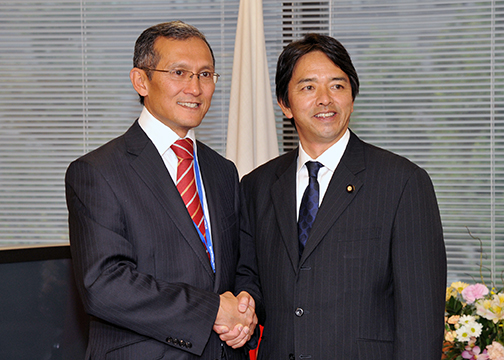 外務省: 榛葉外務副大臣とオトルバエフ・キルギス第一副首相と ...