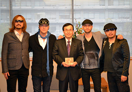 （写真）復興発信使（KIZUNA大使）派遣事業「MONKEY MAJIK」による浜田政務官への表敬