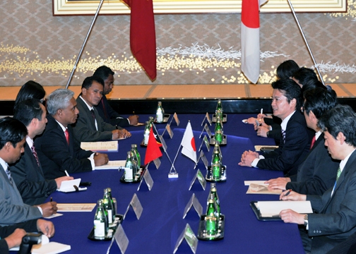 （写真）玄葉外務大臣とザカリアス・アルバノ・ダ・コスタ東ティモール外務大臣との会談-2