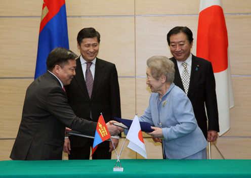 (写真)モンゴル国に対する円借款及び無償資金協力に関する交換公文への署名