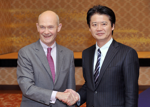 （写真）玄葉外務大臣とパスカル・ラミーWTO事務局長との会談-1
