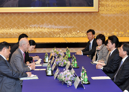 （写真）玄葉外務大臣とパスカル・ラミーWTO事務局長との会談-2