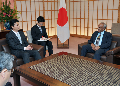 (写真)玄葉外務大臣によるキルマン・バヌアツ首相への表敬