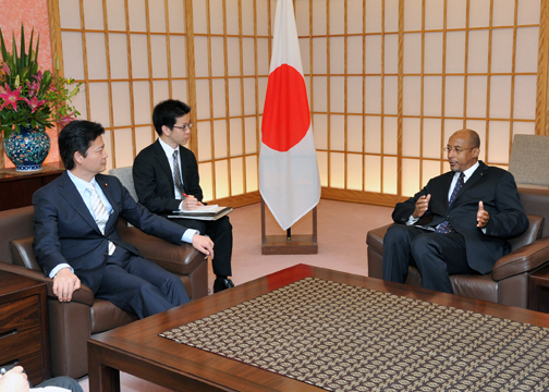 （写真）マヤキNEPAD計画調整庁長官による玄葉外務大臣表敬-2