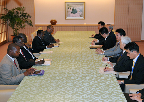 （写真）日・ケニア外相会談-2