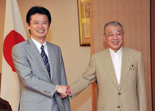（写真）笹川陽平日本財団会長に対する「ミャンマー少数民族福祉向上大使」の委嘱状交付式-1