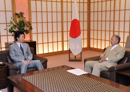 （写真）笹川陽平日本財団会長に対する「ミャンマー少数民族福祉向上大使」の委嘱状交付式-3