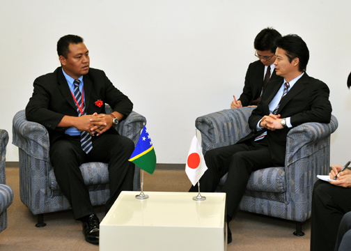 （写真）日・ソロモン外相会談-2