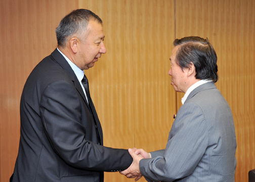 （写真）山根外務副大臣とボロノフ・キルギス非常事態大臣との会談-1