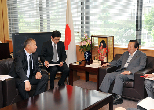 （写真）山根外務副大臣とボロノフ・キルギス非常事態大臣との会談-2