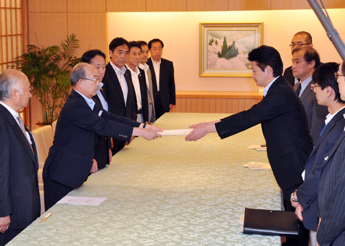 （写真）二井山口県知事他による玄葉外務大臣訪問-1