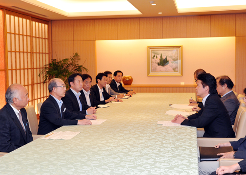 （写真）二井山口県知事他による玄葉外務大臣訪問-2