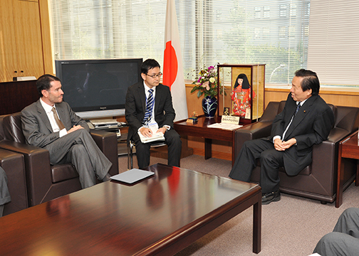 （写真）フラスキーリョ・ポルトガル・日本友好議員連盟会長による山根外務副大臣表敬-2