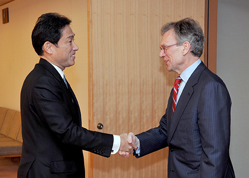 ダシュル元米連邦上院議員による岸田外務大臣表敬 (1)