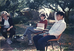 （写真）ずっとヘブライ語で話し続けられて「うーん。わかんないな？」語学学校での野外授業。