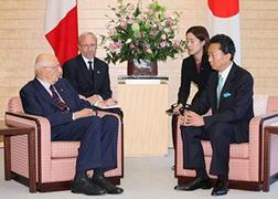 写真　鳩山総理の通訳を担当する吉村さん（写真提供：内閣広報室）