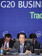 (photo) Photograph of the Prime Minister delivering an address at the G20 Business Summit