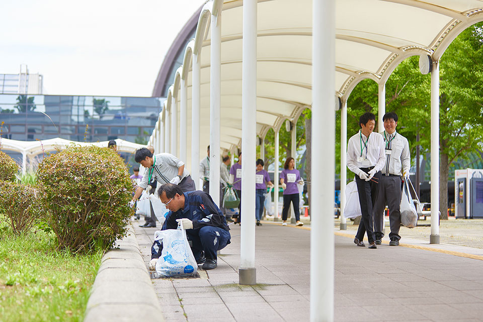 (Photo)Clean-up efforts around INTEX Osaka 1