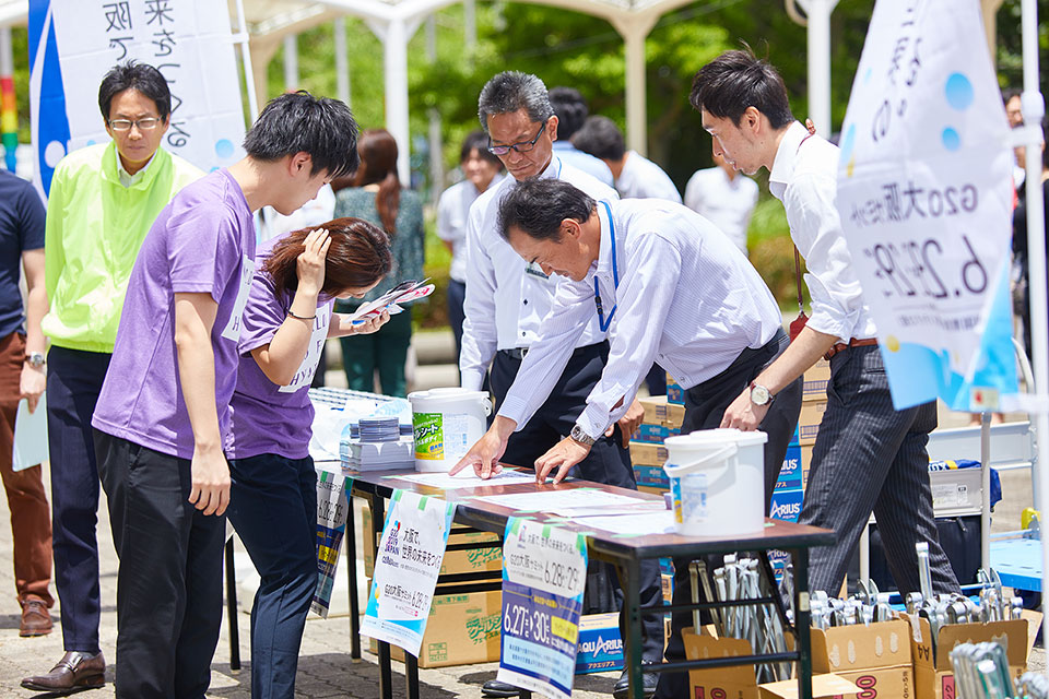 (Photo)Clean-up efforts around INTEX Osaka 2