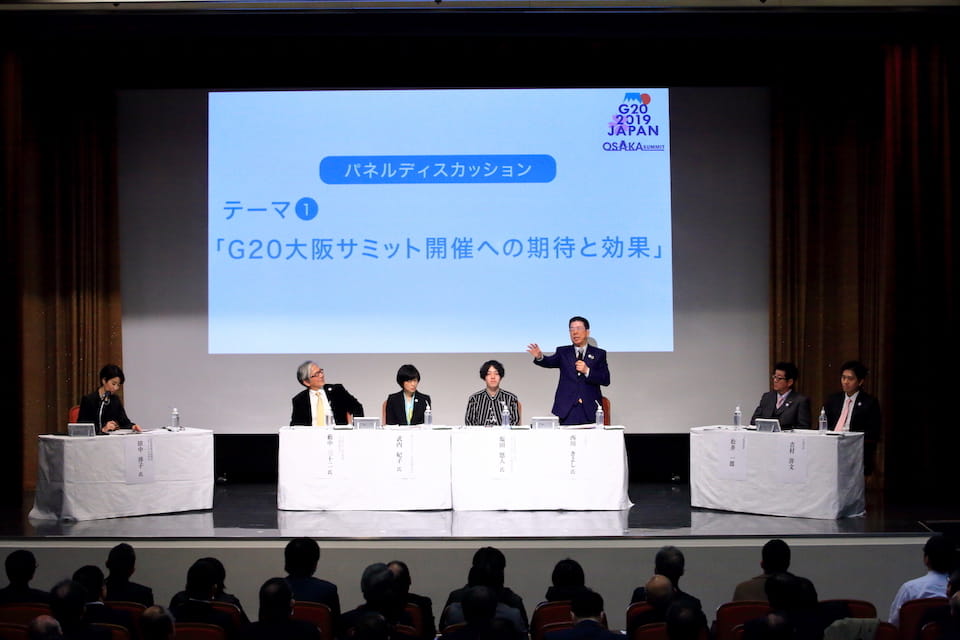 (Photo) PANEL DISCUSSION WITH GUESTS FROM VARIOUS SECTORS REPRESENTING OSAKA 1