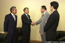 Prime Minister Mori thanking Governor Inamine of Okinawa Prefecture and Mayor Kishimoto of Nago City at the International Media Center