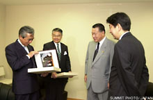 Prime Minister Mori thanking Governor Inamine of Okinawa Prefecture and Mayor Kishimoto of Nago City at the International Media Center