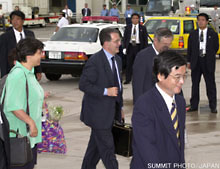 Departure of the President of the European Commission Romano Prodi from Okinawa
